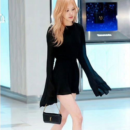 생로랑 퀼티드 레더 가비 폰 홀더 블랙 (로제 착용)