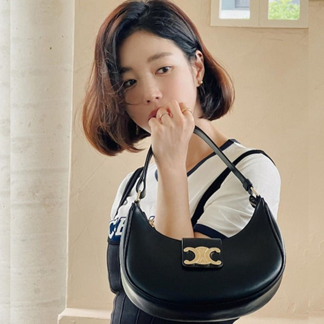 셀린느 트리오페 아바 숄더백 블랙. (리사 기은세 착용)